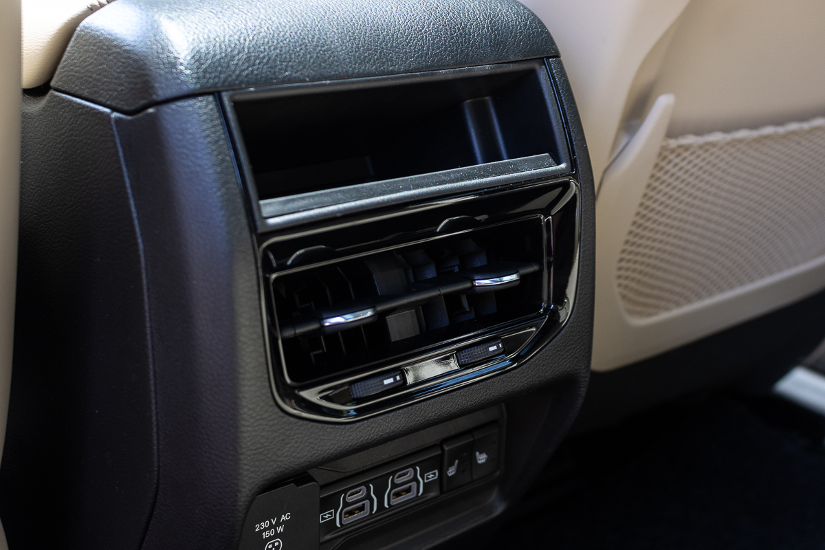 2023 Jeep Grand Cherokee 2.0 Turbo Singapore - Rear air-conditioning and USB ports