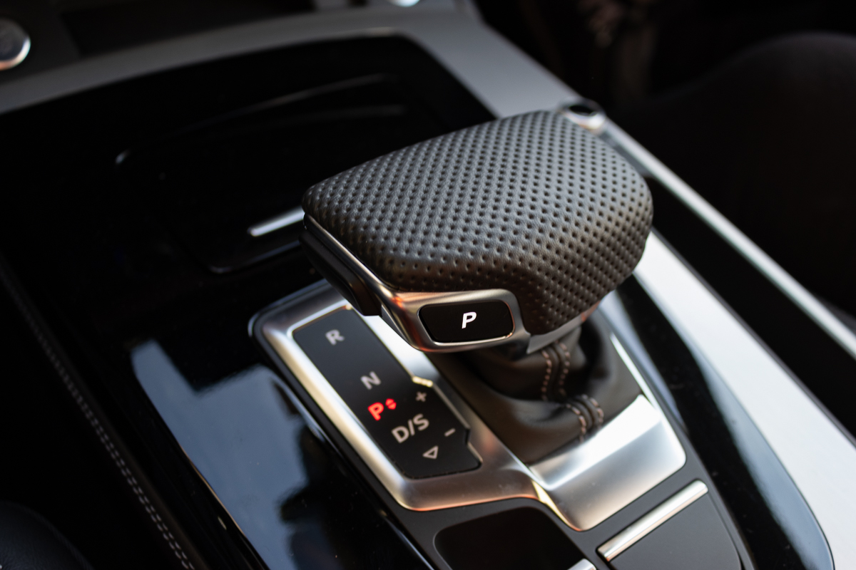 2022 Audi Q5 2.0 S Line Review Germany : Gearshift lever