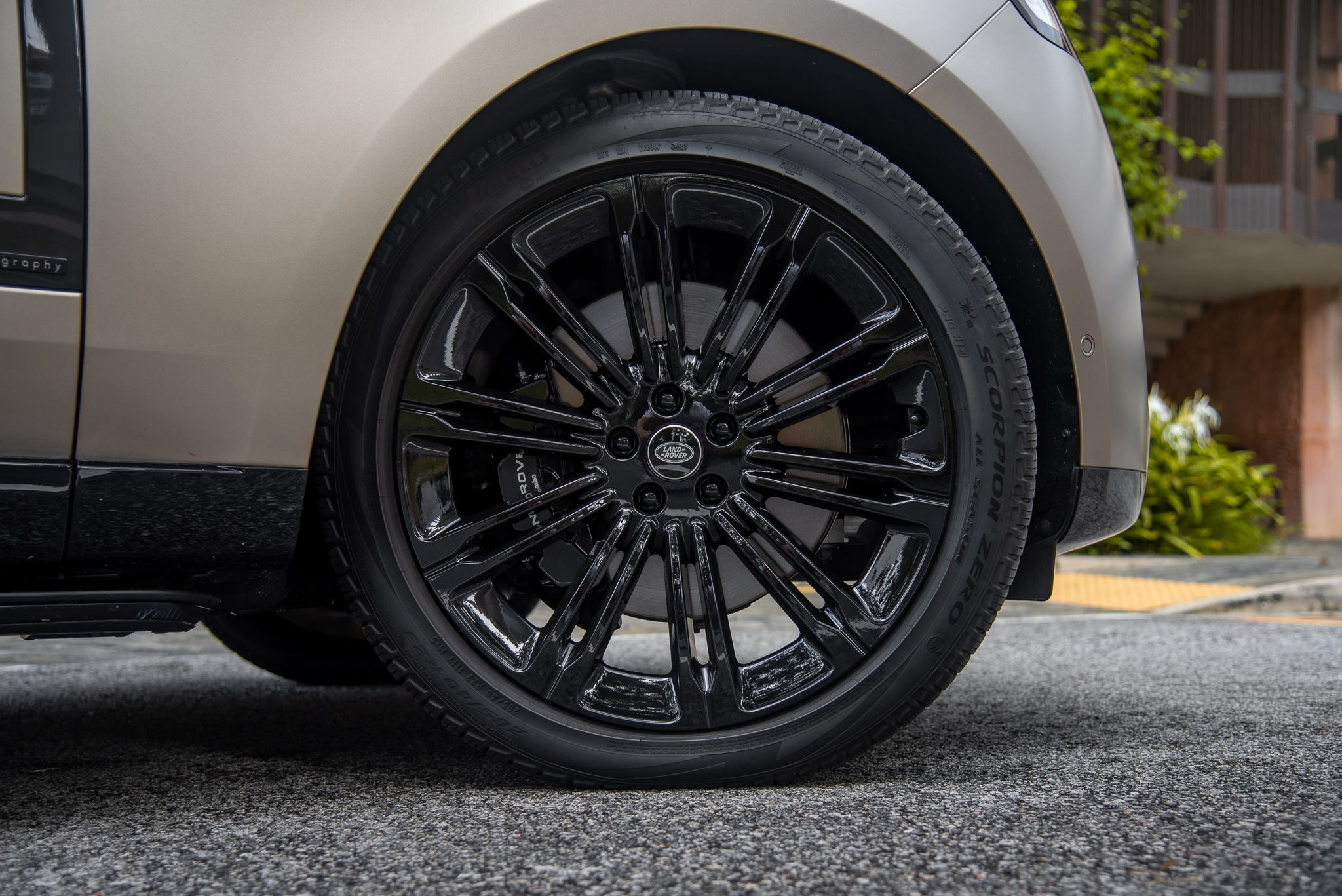 Gorgeous 23-inch Style 1075 alloy rims in Gloss Dark Grey Contrast with Diamond Turned finish