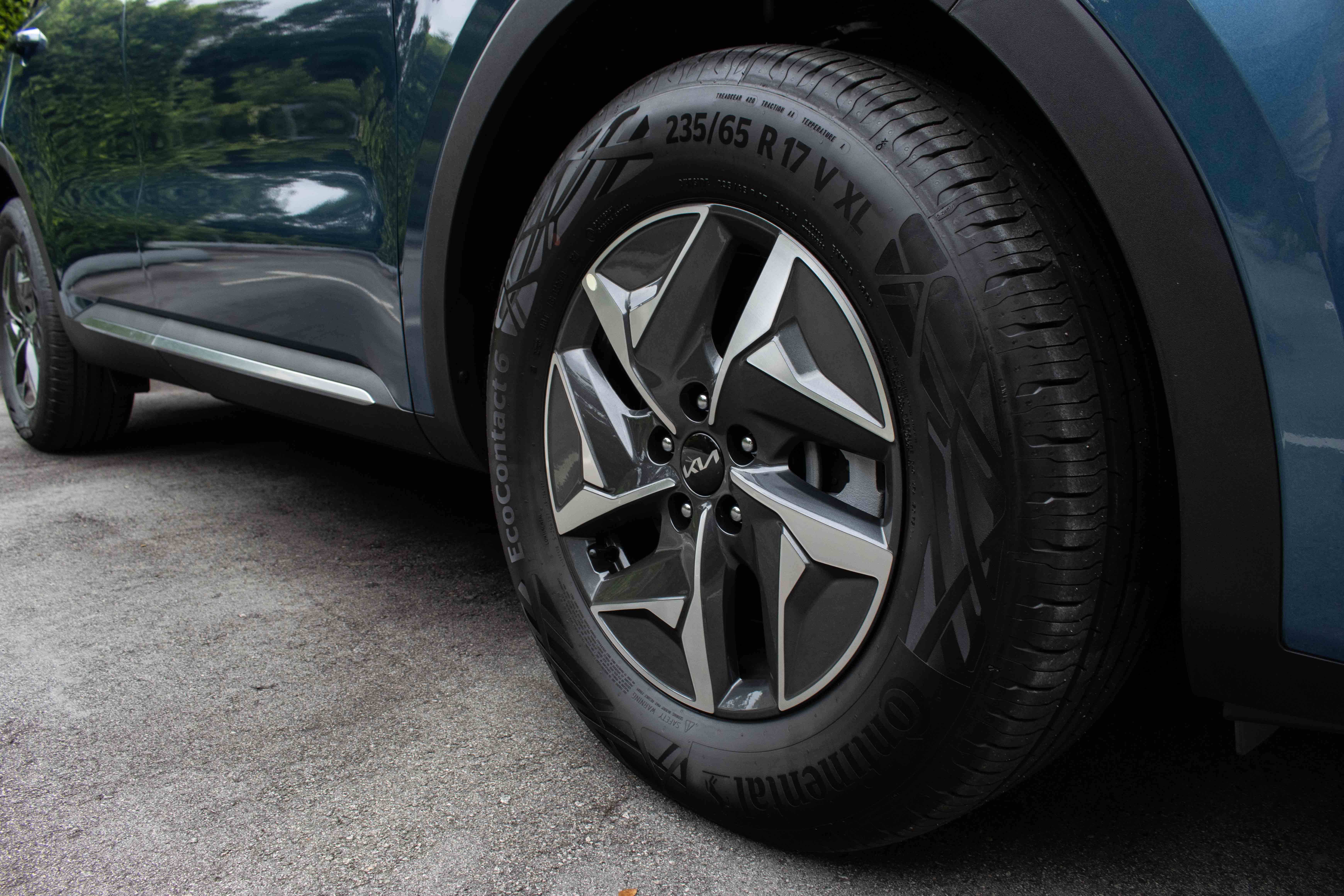 2022 KIA Sorento Hybrid 1.6 T SX Tech Singapore - 17-inch wheels with 236/65 tyres